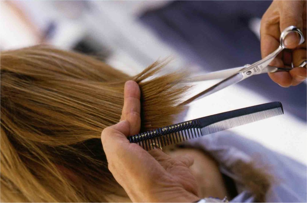 cách làm tóc nhanh dài là thường xuyên cắt bỏ tóc chẻ, yếu