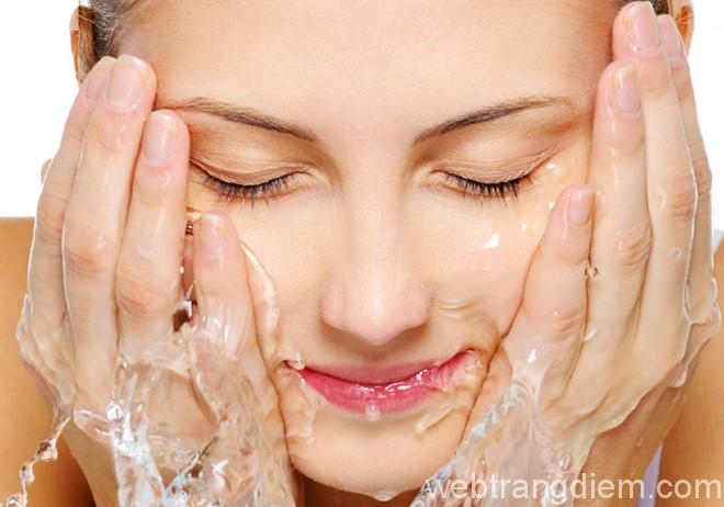Rửa sạch mặt khi tẩy da chết vào mùa đông