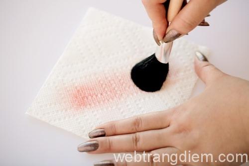 Cách vệ sinh dụng cụ trang điểm: khăn ướt