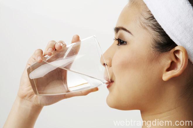 chăm sóc da tuổi 30 là uống nhiều nước