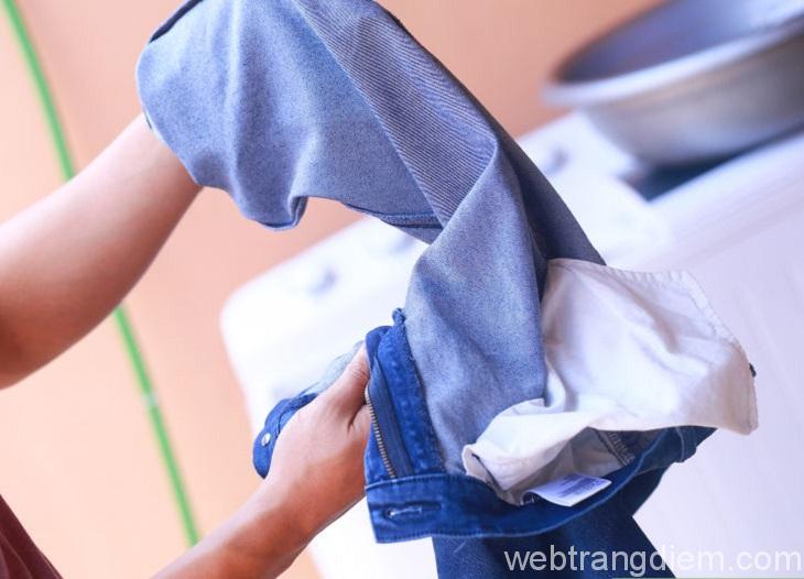 Lộn trái quần jeans ống loe trước khi giặt
